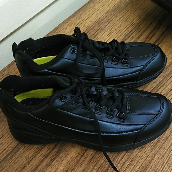 SafeTrax shoes - Picture 2 of 4